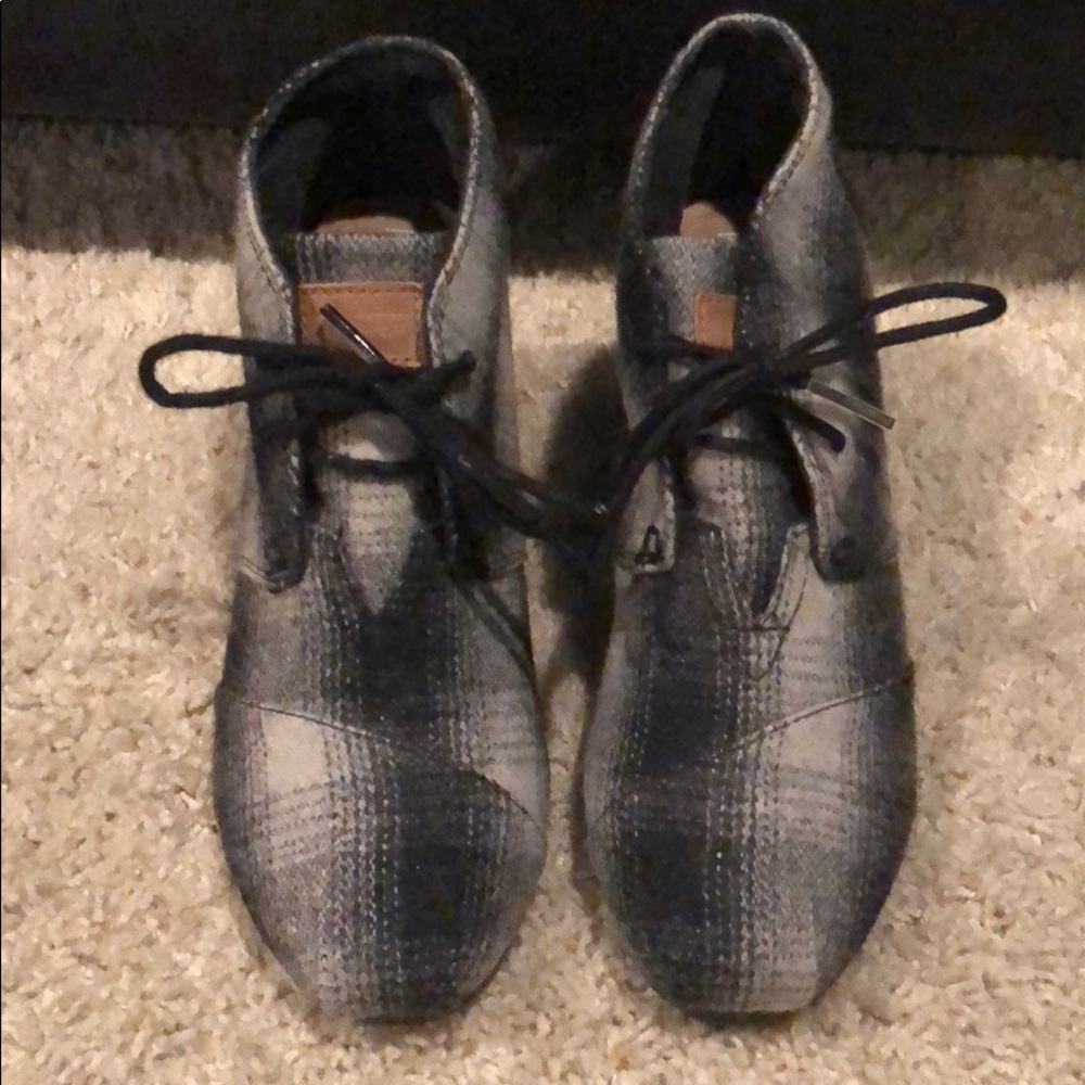 tom’s wedge bootie